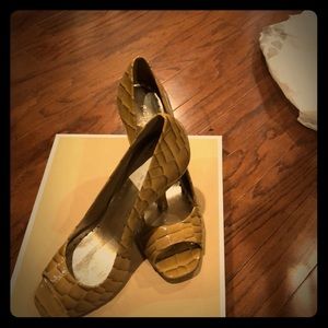 BCBG TAN ALLIGATOR look Patent leather shoes good